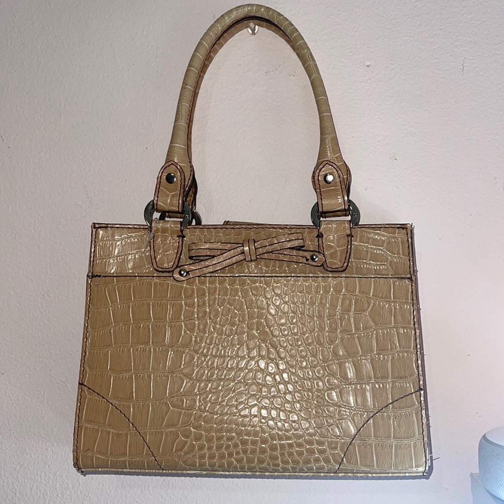 FREE w. Purchase or 2/$10 Vintage Y2K Liz Claiborne cream hang bag 👜